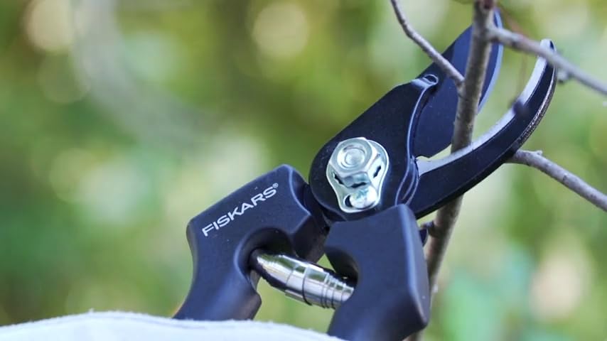 Fiskars Bypass Pruning Shears, 5/8" Cut Capacity Garden Clippers